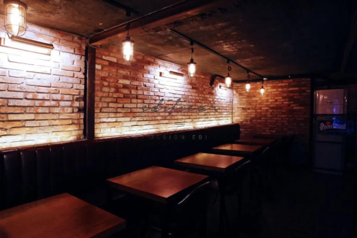 붉은 벽돌과 빈티지 조명이 만드는 무드있는 바